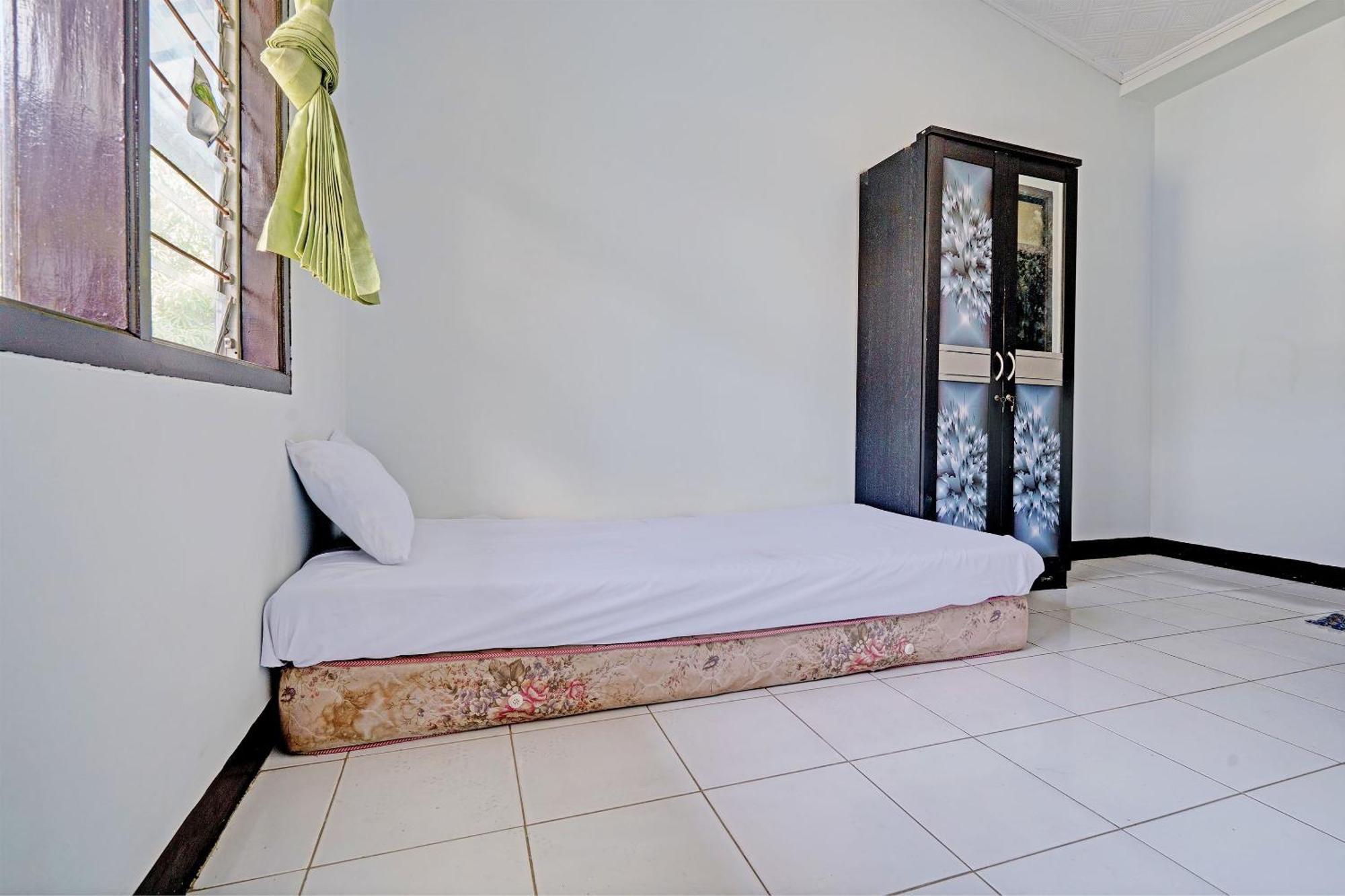 Oyo Life 92901 Kost Bu Nur Bandung