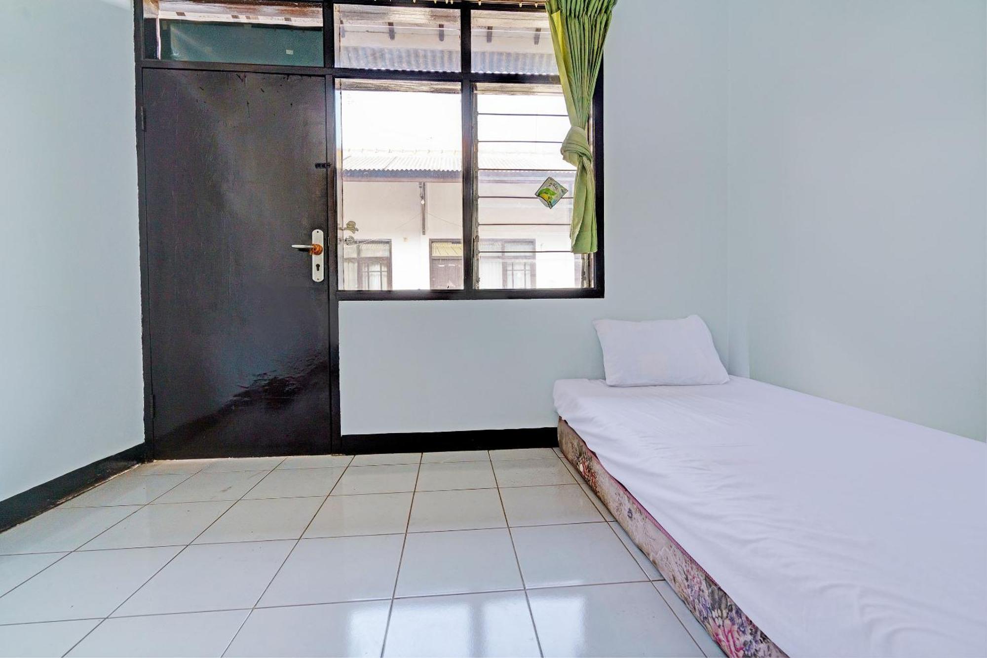 Hotel Oyo Life 92901 Kost Bu Nur