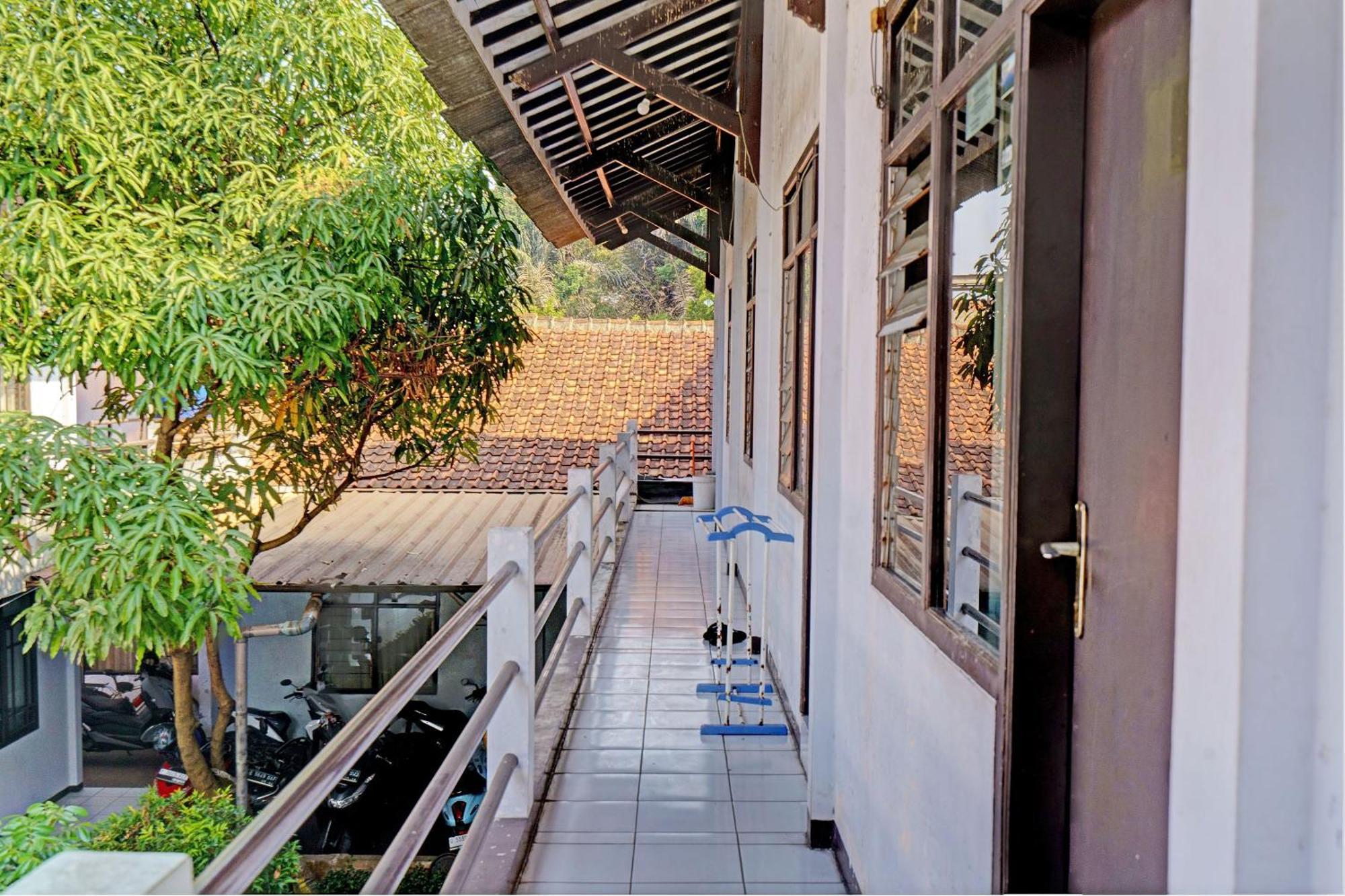Hotel Oyo Life 92901 Kost Bu Nur 2*