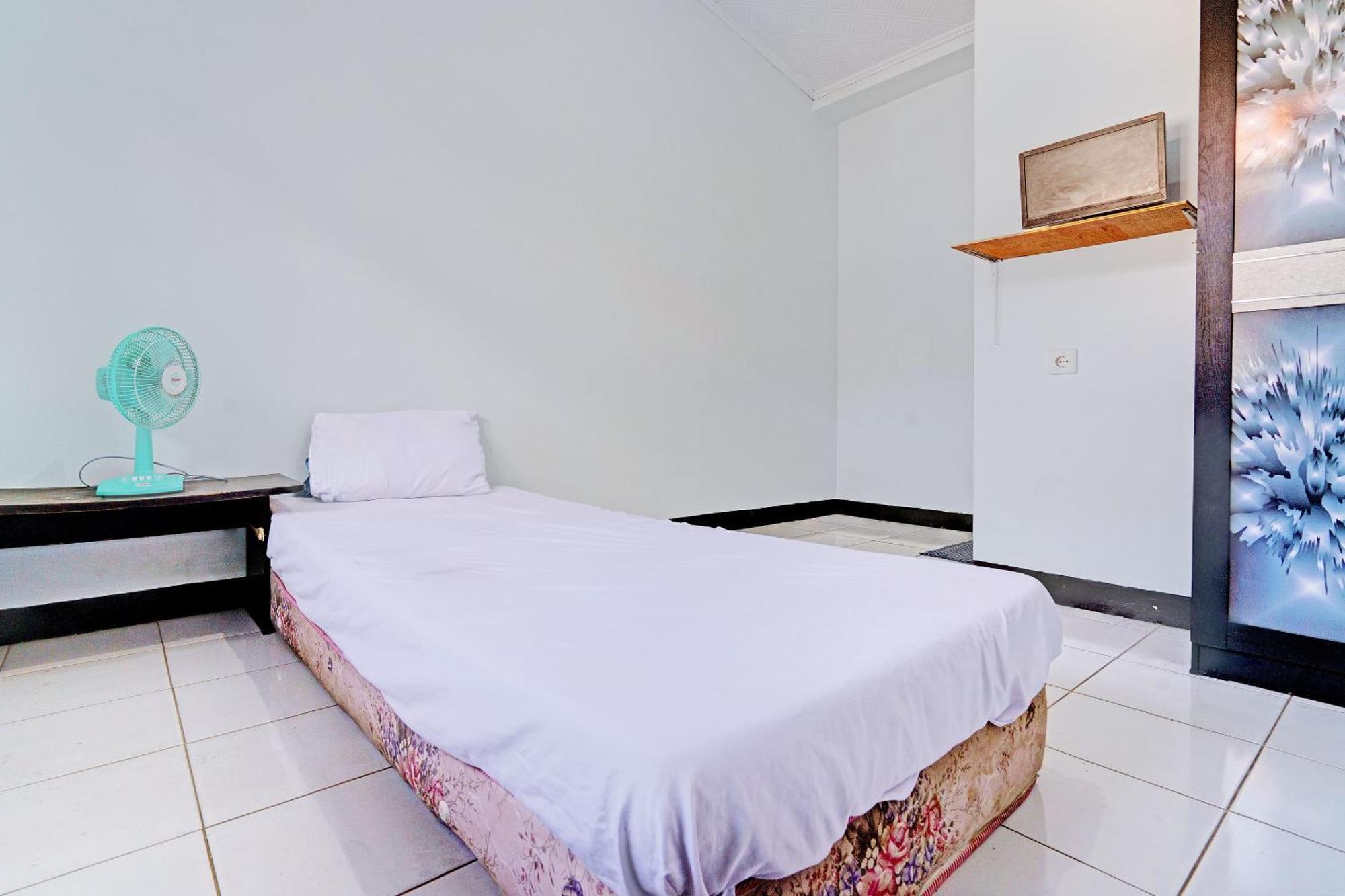 Oyo Life 92901 Kost Bu Nur Bandung