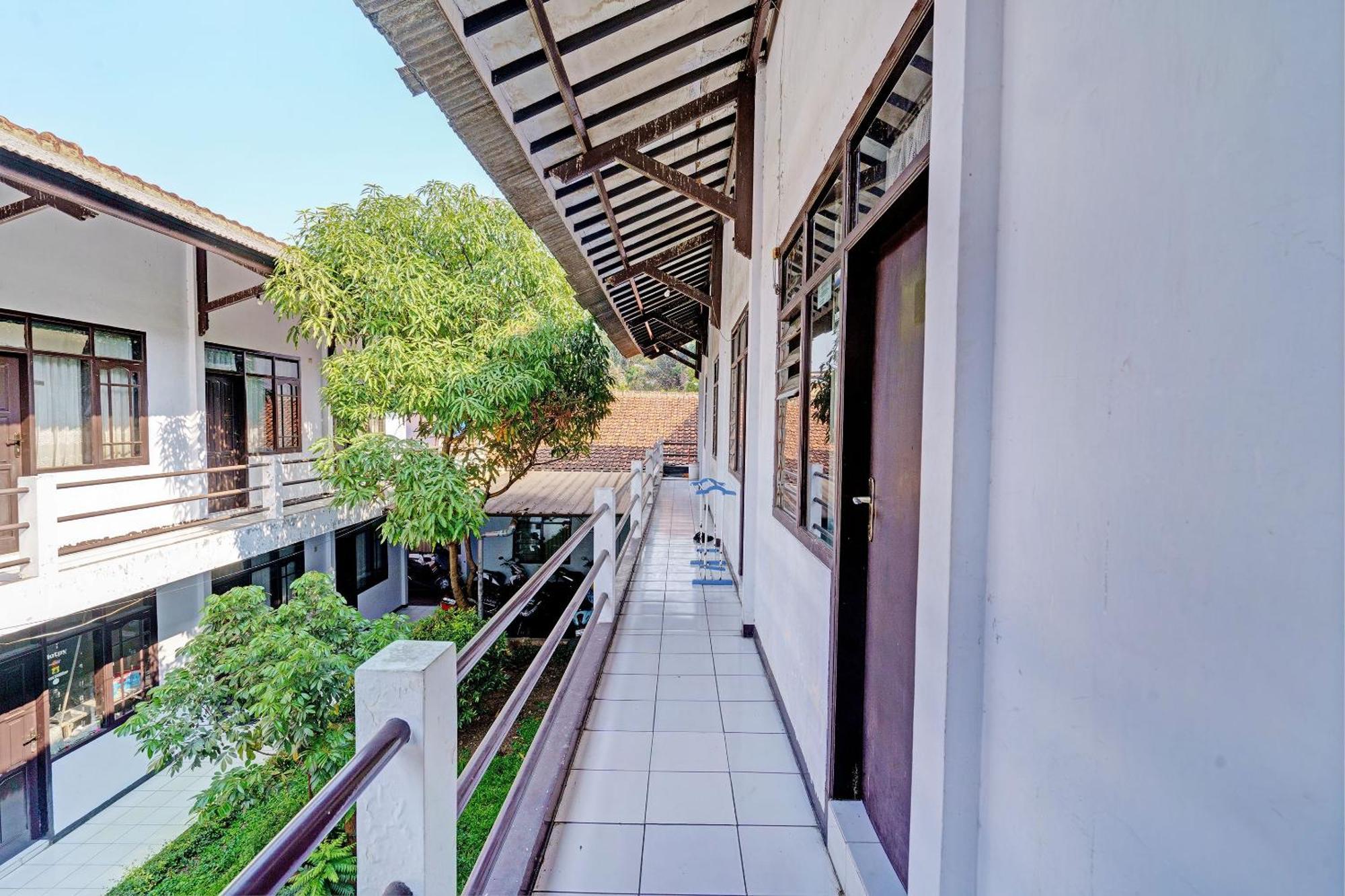 Hotel Oyo Life 92901 Kost Bu Nur Bandung
