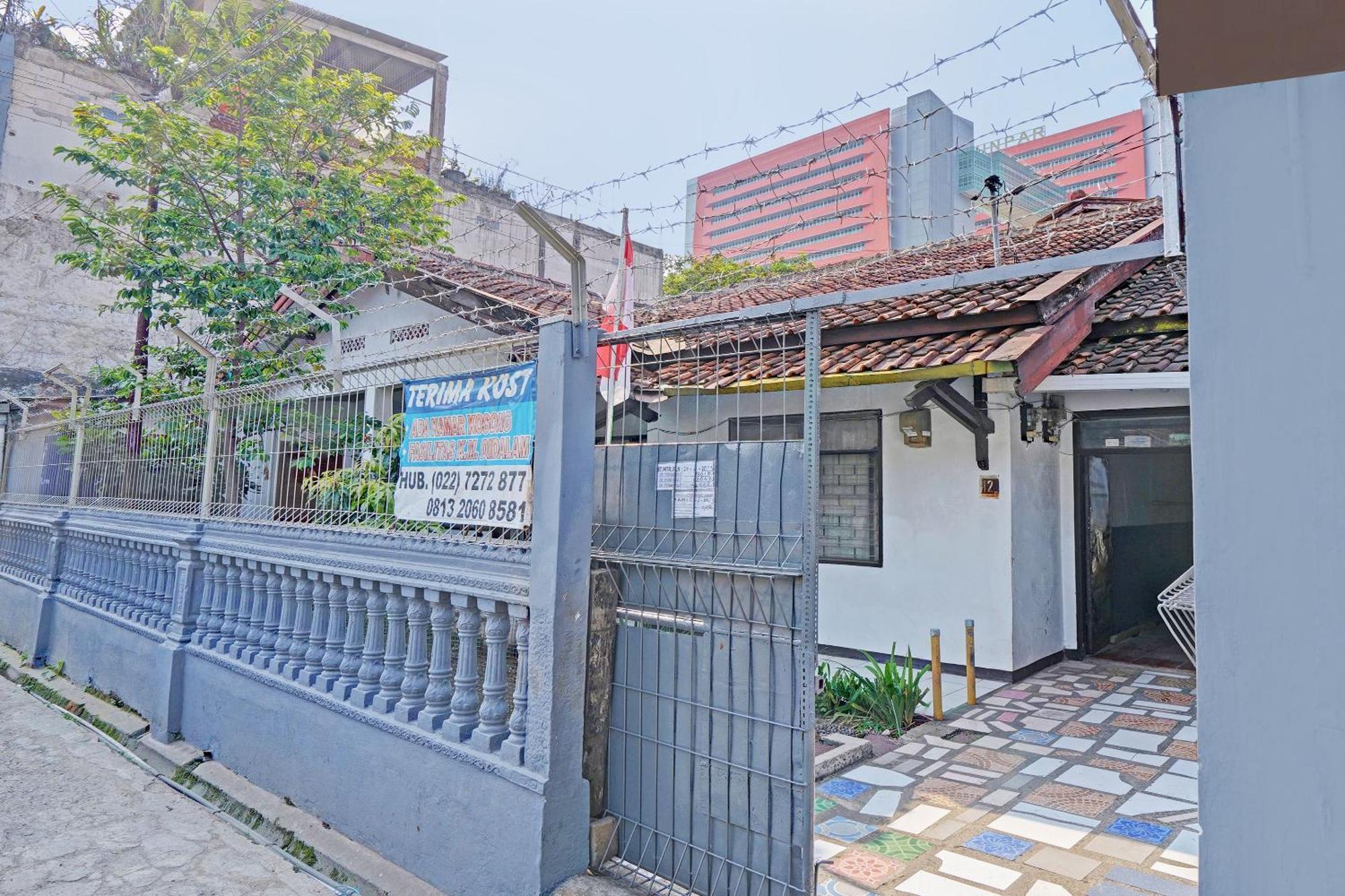 Oyo Life 92901 Kost Bu Nur Hotel