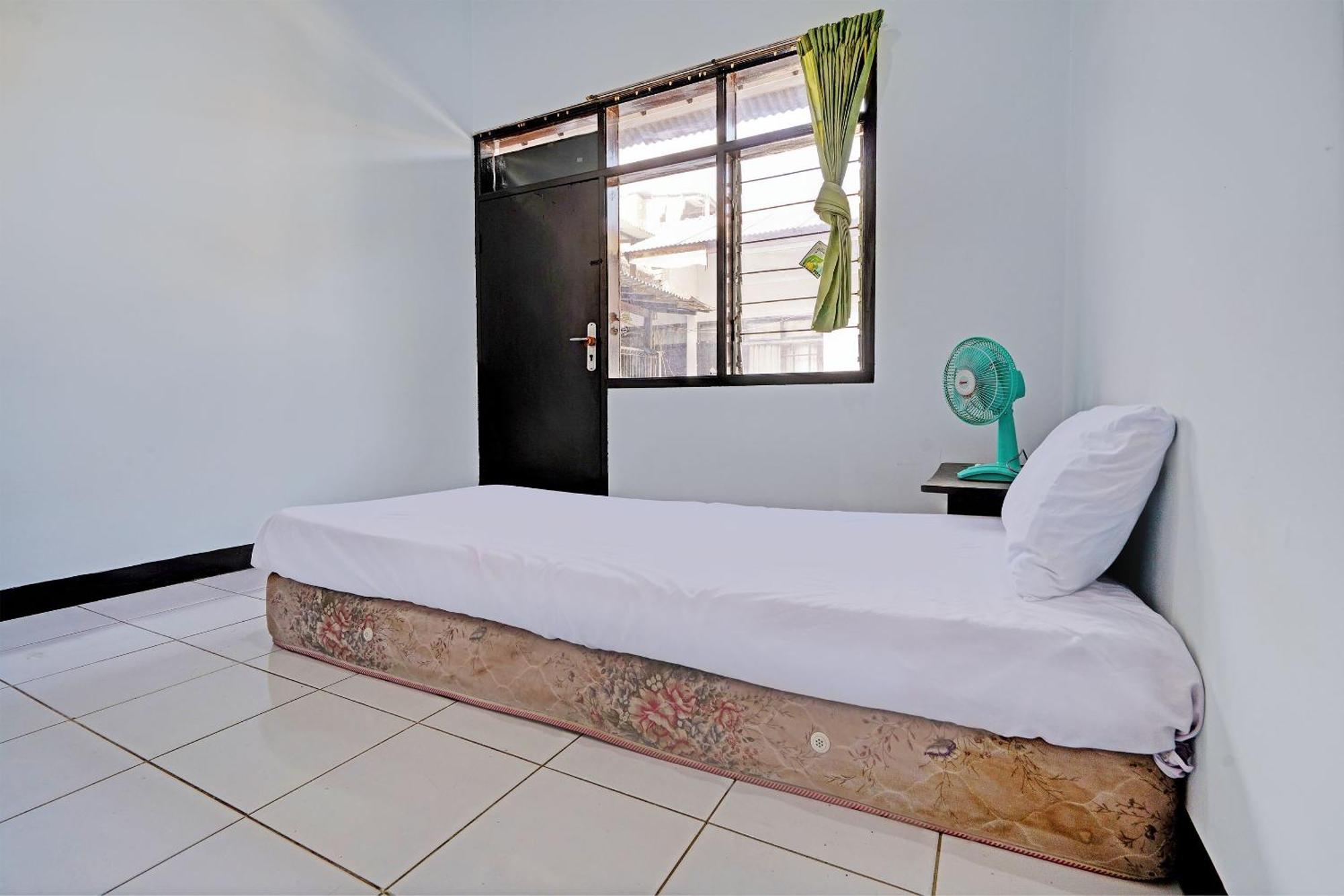 Oyo Life 92901 Kost Bu Nur Bandung