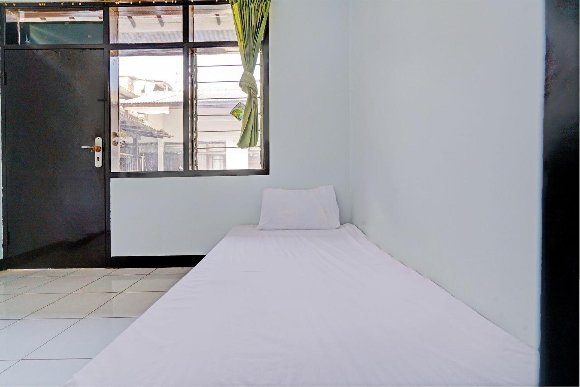 Oyo Life 92901 Kost Bu Nur Hotel 2*