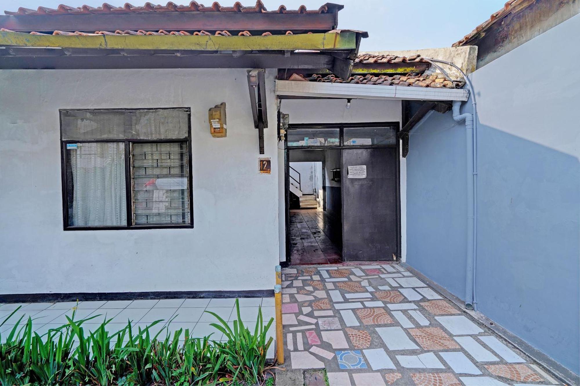 Oyo Life 92901 Kost Bu Nur