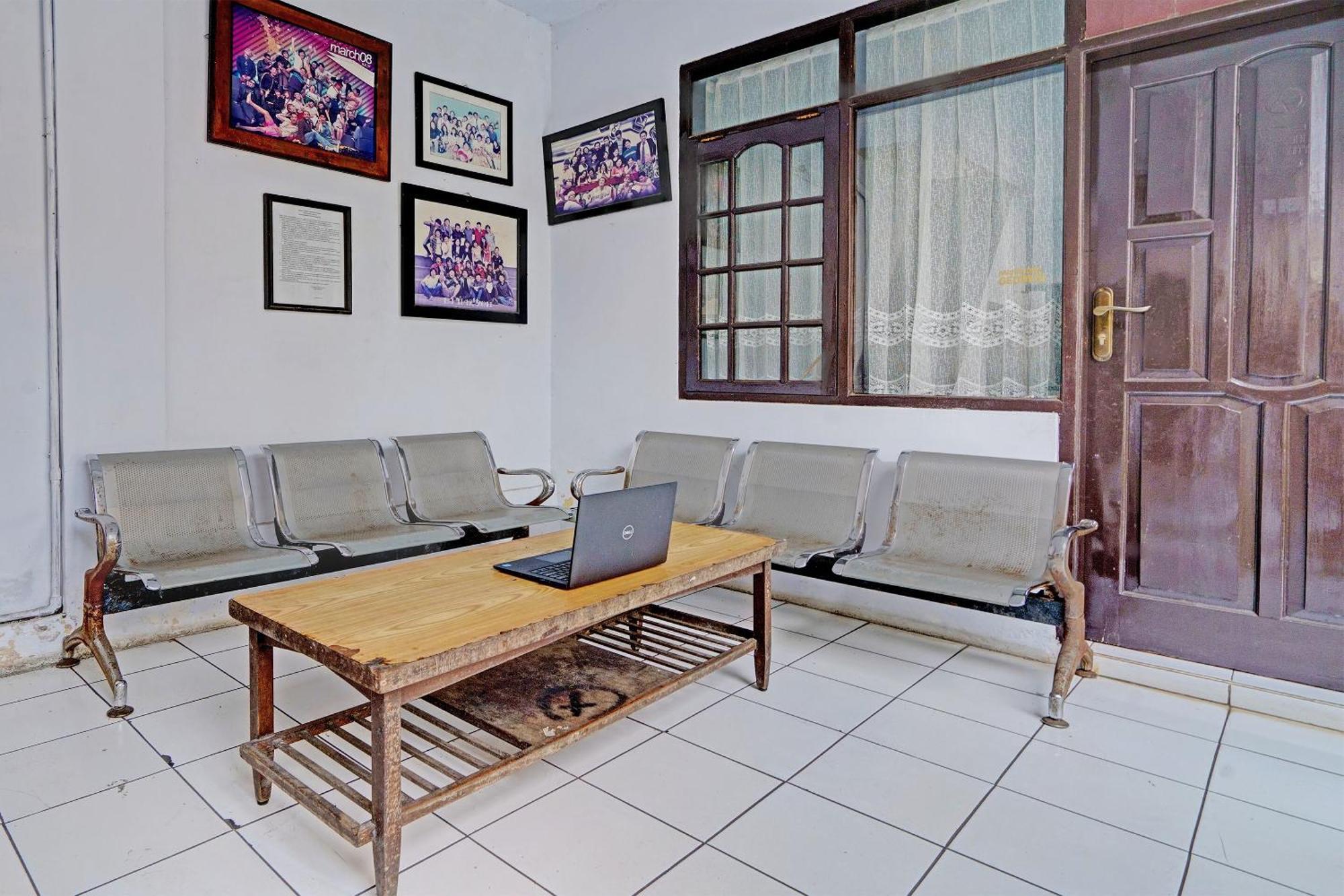 Oyo Life 92901 Kost Bu Nur